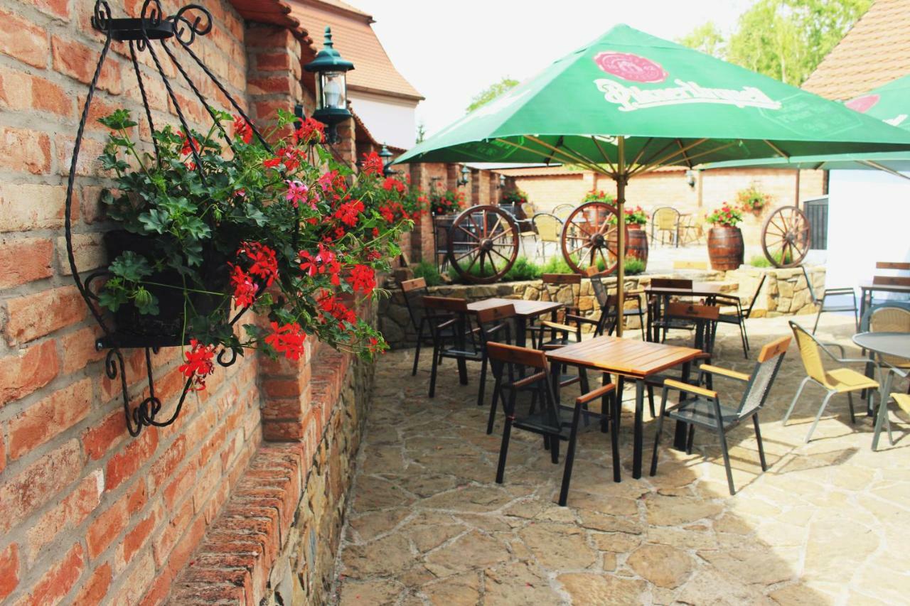 Penzion A Restaurace U Kalendu Strážnice Exterior foto